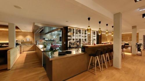 Kuchyň nebo kuchyňský kout v ubytování Buchners Hotel & Restaurant