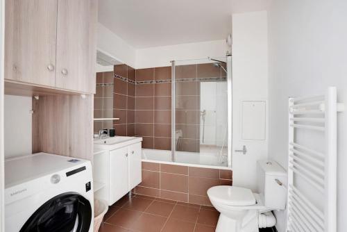 a white bathroom with a toilet and a sink at Le 17 - Super logement Proche Disney - Jardin in Torcy