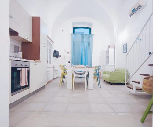 Η κουζίνα ή μικρή κουζίνα στο Casa Ninì - a pochi minuti dalle spiagge più belle del Salento