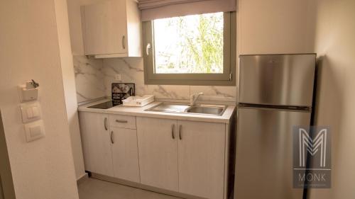 Η κουζίνα ή μικρή κουζίνα στο Monk Luxury Apartments