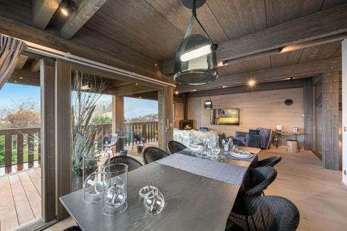 une salle à manger avec une table et quelques chaises dans l'établissement Chalet Clara Megeve, à Megève