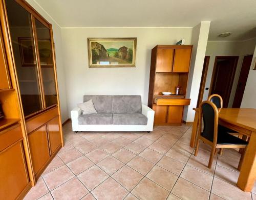 Posezení v ubytování Apartment with garden and garage Dongo - Larihome A28