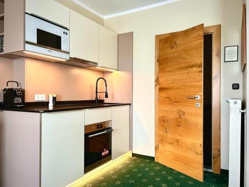 Kuchyň nebo kuchyňský kout v ubytování Das WALDFRIEDE Appartement
