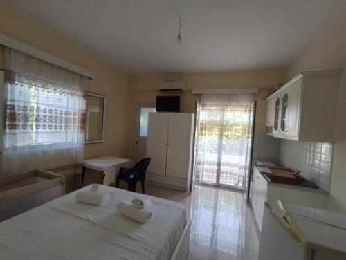 a small room with a bed and a kitchen at Villa Sidorela in Ksamil