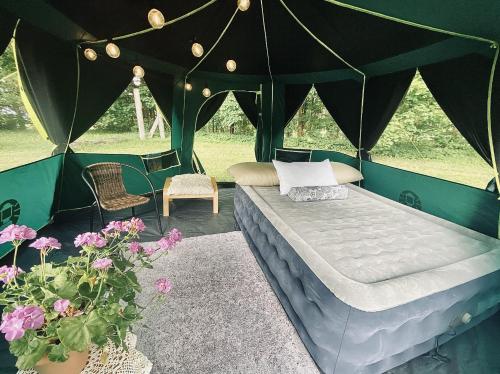Postel nebo postele na pokoji v ubytování Stand-up tent and Sauna, farm experience BB