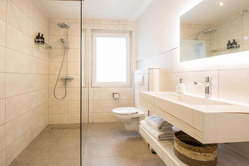 Un baño con inodoro, lavabo y ducha. en Luxury Kirrberg, en Homburg