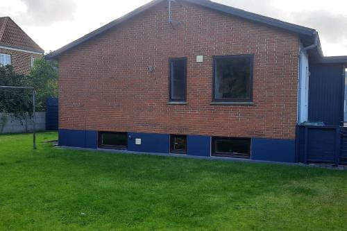 a brick building with windows on the side of it at Centralt beliggende hyggeligt byhus med 8 sovepladser 130m2 med pejs in Holstebro