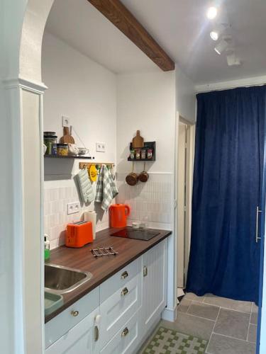 Küche/Küchenzeile in der Unterkunft Luxueux Studio Neuf-Balcon-6min Gare-15min Paris