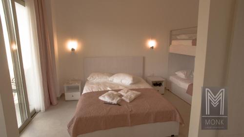 Ένα ή περισσότερα κρεβάτια σε δωμάτιο στο Monk Luxury Apartments
