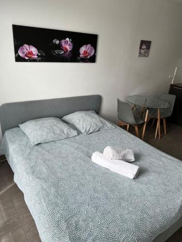 une chambre avec un lit avec deux serviettes dessus dans l'établissement Studio Disneyland Paris, à Serris