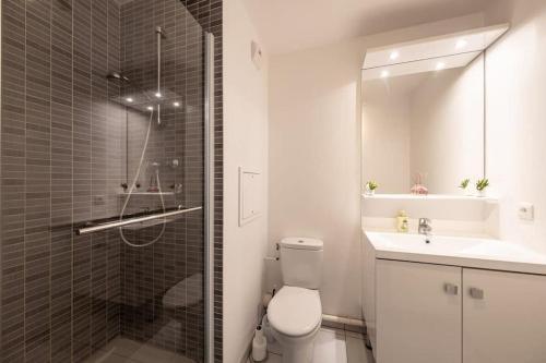 une salle de bain avec une douche, des toilettes et un lavabo dans l'établissement Studio Disneyland Paris, à Serris