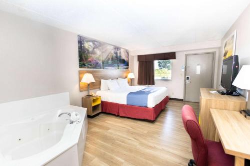 Katil atau katil-katil dalam bilik di Days Inn by Wyndham Dayton Huber Heights Northeast