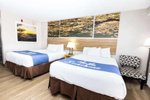 Katil atau katil-katil dalam bilik di Days Inn by Wyndham Dayton Huber Heights Northeast