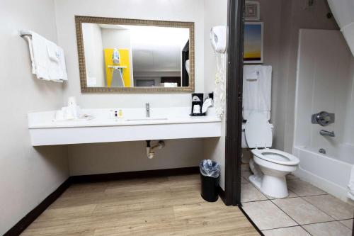 Bilik mandi di Days Inn by Wyndham Dayton Huber Heights Northeast