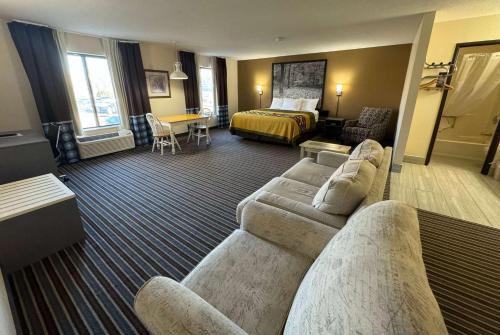 Ein Sitzbereich in der Unterkunft Super 8 by Wyndham Columbia Clark Lane