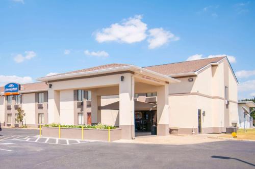 a hotel building in front of a parking lot at Howard Johnson by Wyndham Scott Lafayette in Scott
