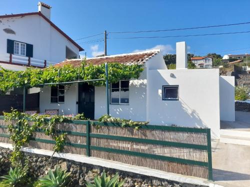 a white house with a fence at Casa da Avó Couta in Angra do Heroísmo