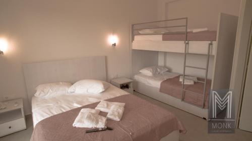 Ένα ή περισσότερα κρεβάτια σε δωμάτιο στο Monk Luxury Apartments