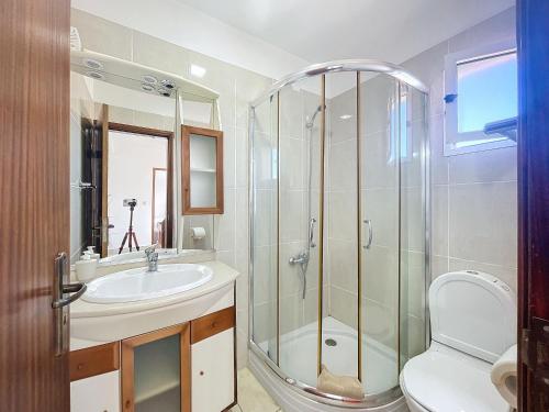 ポルト・ダ・クルースにあるCasa do Romaninhoのシャワー、洗面台、トイレ付きのバスルーム