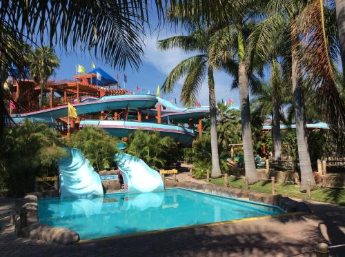 Bazén v ubytování Hotel Y Parque Acuático La Caldera nebo v jeho okolí
