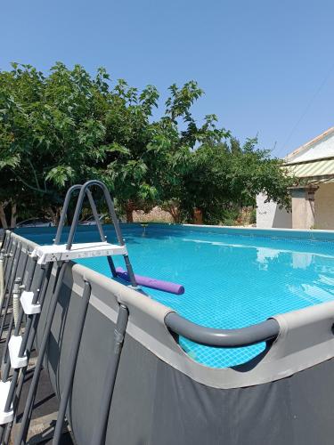 - une piscine avec 2 chaises à côté dans l'établissement La maison autour du figuier, à Aramon