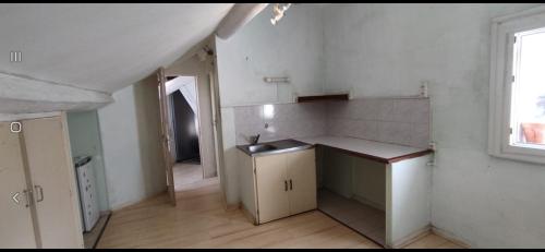 une cuisine avec un évier et un plan de travail dans l'établissement Studio des poetes, à Béziers
