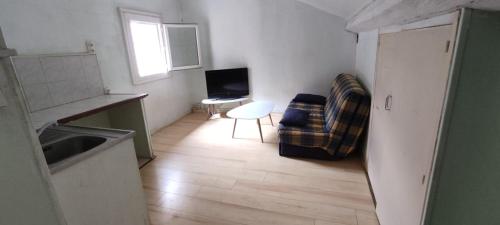 - une cuisine avec un canapé et une chaise dans la chambre dans l'établissement Studio des poetes, à Béziers