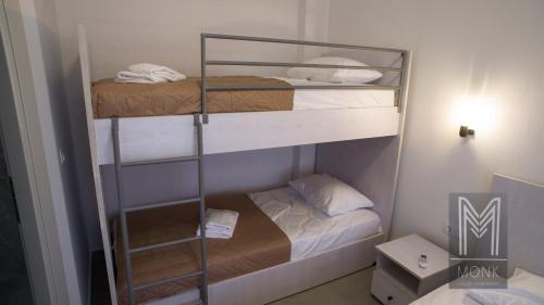 Ένα ή περισσότερα κρεβάτια σε δωμάτιο στο Monk Luxury Apartments
