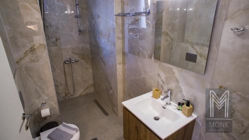 Ένα μπάνιο στο Monk Luxury Apartments