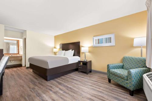 Quality Inn Pelham I-65 exit 246にあるベッド