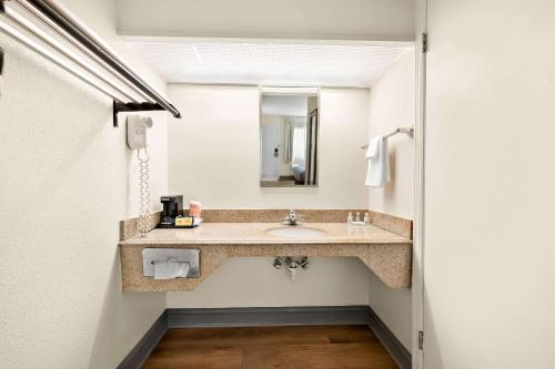 Quality Inn Pelham I-65 exit 246にあるバスルーム