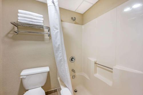 Ванная комната в Comfort Inn & Suites East Hartford - Hartford