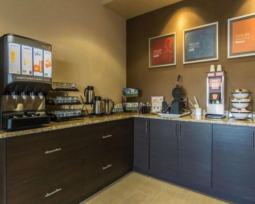 Příslušenství pro přípravu čaje a kávy v ubytování Comfort Inn & Suites Edmonton International Airport