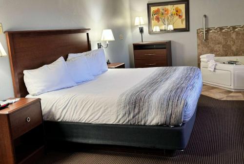 AmericInn by Wyndham Stillwaterにあるベッド