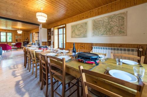 une longue salle à manger avec une longue table et des chaises dans l'établissement 200m chalet for 14 people with a panoramic view of the valley, à Albiez-le-Jeune