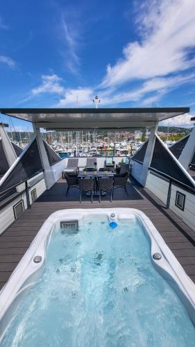 Modern Floating Home - Hausboot SEAESTA - Rooftop Jacuzzi Terrace & Marina Portorož Views