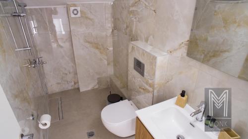 Ένα μπάνιο στο Monk Luxury Apartments