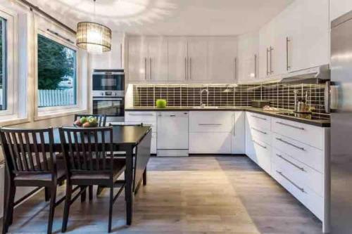 Foto Trivelig familievennlig hus med inngjerdet hage 1