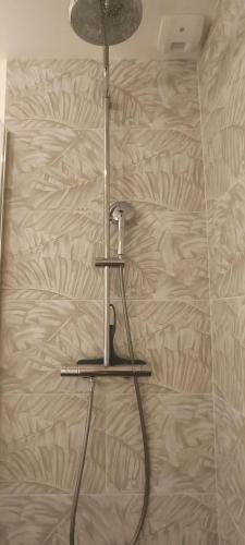 une lampe assise sur une cage devant un mur dans l'établissement Appartement moderne à Cannes, 45 m², proche des plages, à Cannes