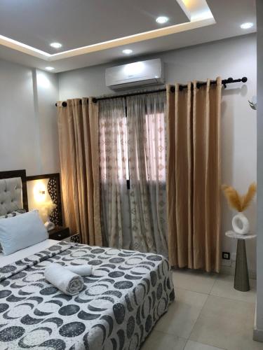 Ένα ή περισσότερα κρεβάτια σε δωμάτιο στο APPARTEMENT MEUBLE DAKAR Suite 2