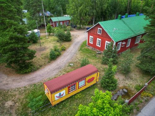 model pociągu i czerwonego domu w obiekcie Cirkus Hostel Holken w mieście Inkoo