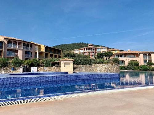 Appartement climatisé avec piscine et jardin à l'entrée du Golfe de St Tropez