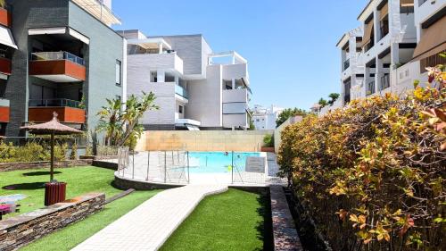 een binnenplaats met een zwembad in een gebouw bij Rincón del Atlántico in Rota