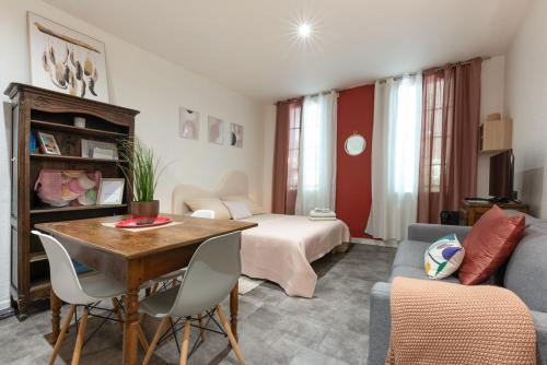 Ruang duduk di La Casita - Studio Confort avec Parking privé - Lit douillet - Centre Uzès, Pont du Gard