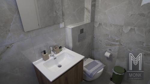 Ένα μπάνιο στο Monk Luxury Apartments