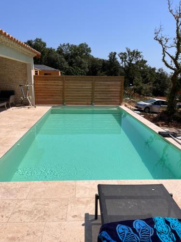 une piscine dans l'arrière-cour d'une maison dans l'établissement Appartement à 10 min du centre ville d'Uzès, à Aigaliers