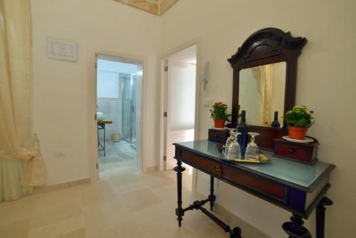 ein Zimmer mit einem Tisch und einem Spiegel darauf in der Unterkunft Le Nicchie Ostuni in Ostuni