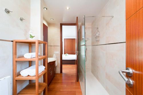 Et badeværelse på Villa can Costa by homevillas360