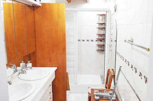 une salle de bain avec un lavabo et une douche dans l'établissement Résidence des Deux Plages, à La Rochelle