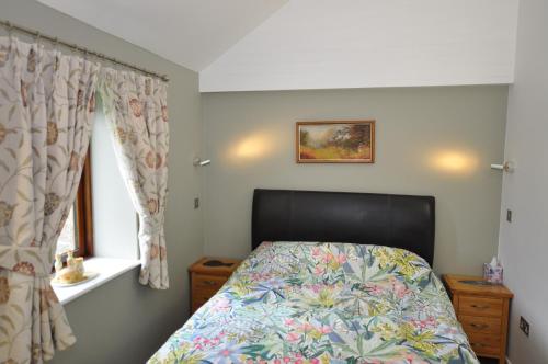 un dormitorio con una cama y una ventana en Sennen Cove, The Hedgerows, near 14 beaches,, en Penzance